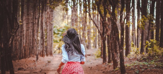 MULHER-CORRENDO Feliz é quem encontra coragem para abandonar aquilo que não pode mudar.