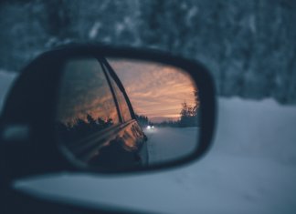 Quem olha a vida pelo retrovisor, acaba atropelando as oportunidades