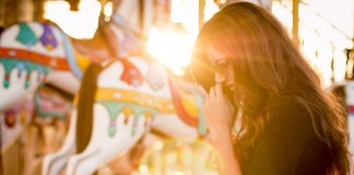 Saia do armário, vista as fantasias, tire os sapatos, ao invés de esperar que alguém venha te massagear os pés e te reconstruir o mundo Saia do armário, vista as fantasias, tire os sapatos, ao invés de esperar que alguém venha te massagear os pés e te reconstruir o mundo