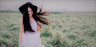 Desde que você cortou minhas asas, eu aprendi a andar com meus próprios pés