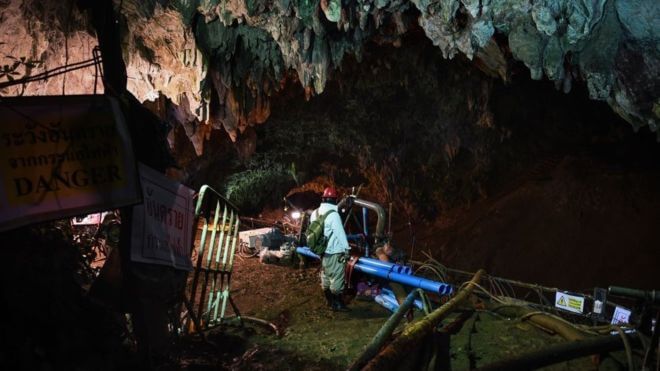 contioutra.com - Meninos de caverna na Tailândia começaram a ser retirados. Saiba mais.