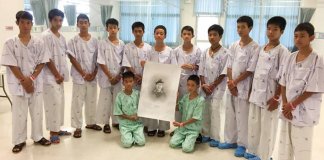 Após recuperação, meninos da caverna ficam sabendo da morte do mergulhador e choram Após recuperação, meninos da caverna ficam sabendo da morte do mergulhador e choram