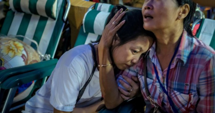 As famílias dos meninos resgatados na Tailândia serão impedidas de abraçarem os filhos