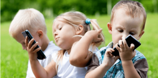 Nada de smartphones e tablets às crianças menores de 2 anos, alerta pediatra