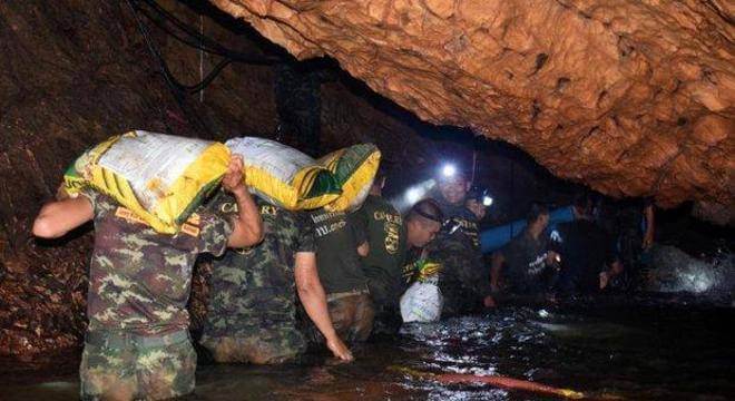 contioutra.com - Veja algumas das imagens mais marcantes do resgate dos meninos da caverna