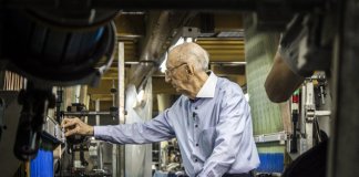 Aos 96 anos, homem trabalha há mais de 80 na mesma empresa; conheça essa história