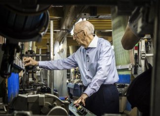 Aos 96 anos, homem trabalha há mais de 80 na mesma empresa; conheça essa história