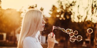 Algumas pessoas não merecem as saudades que sentimos.