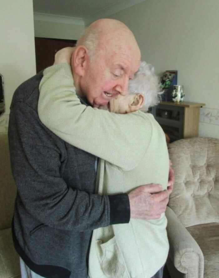 contioutra.com - Idosa de 98 anos muda-se para lar de idosos para cuidar do seu filho de 80 anos