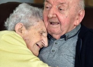 Idosa de 98 anos muda-se para lar de idosos para cuidar do seu filho de 80 anos