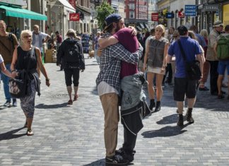Por que um carinho na cabeça, um beijinho na testa e um abraço em público incomoda muitas pessoas