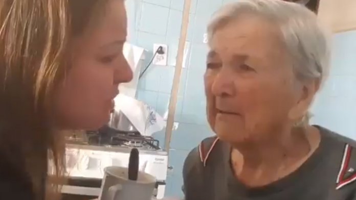 Neta ajuda a avó a comer e ela agradece de forma completamente inesperada e emocionante