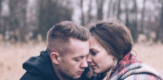 Alguns têm um relacionamento, outros têm um amor Alguns têm um relacionamento, outros têm um amor