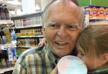 Idoso supera depressão com ajuda de garotinha de 4 anos