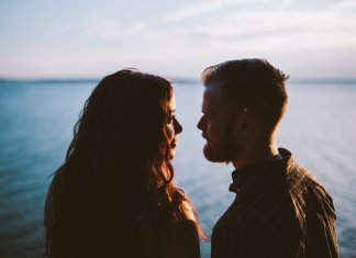 Por que homens e mulheres buscam a figura paterna ou materna nas relações afetuosas?