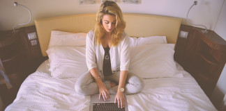 Mulheres pensam em desistir do trabalho pelo menos 17 vezes por ano, diz estudo.
