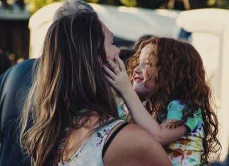 Mãe, quando a vida me machuca, desejo o seu colo