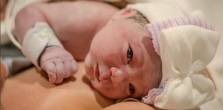 Mãe que perdeu filha de 12 dias alerta: “Parem de beijar bebês que não são seus” Mãe que perdeu filha de 12 dias alerta: “Parem de beijar bebês que não são seus”