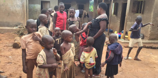 Mulher ugandense deu à luz 44 filhos e descreve como sua vida é