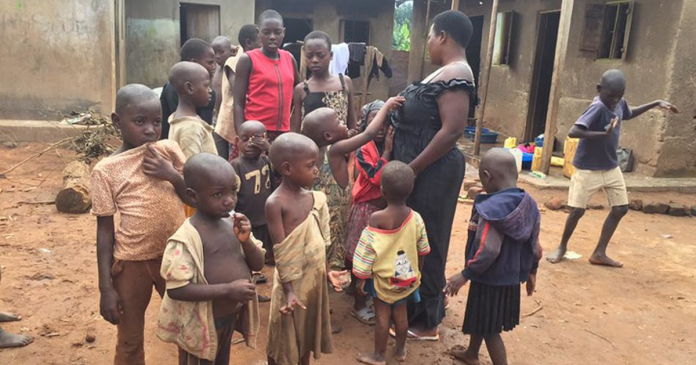Mulher ugandense deu à luz 44 filhos e descreve como sua vida é