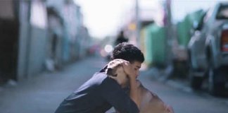 Vídeo mostra a reação dos cães de rua ao serem abraçados por jovem. Tente não se emocionar