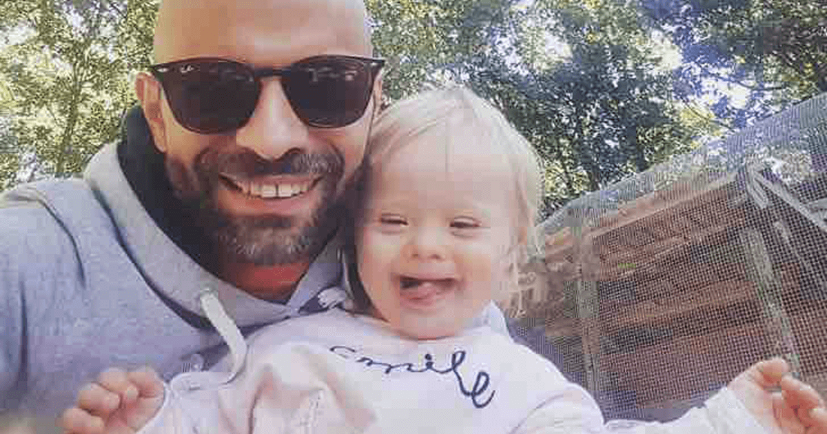 contioutra.com - Este homem adotou um bebê com síndrome de Down que foi rejeitado por 20 famílias.
