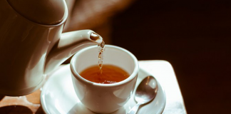 8 bebidas noturnas para desintoxicar o fígado e queimar gordura