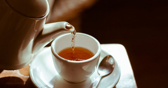8 bebidas noturnas para desintoxicar o fígado e queimar gordura