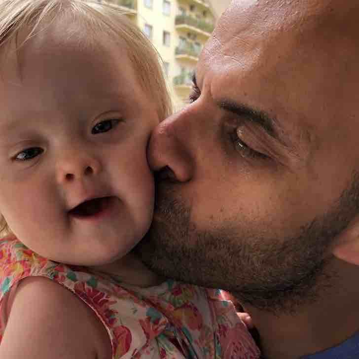 asomadetodosafetos.com - Este homem adotou um bebê com síndrome de Down que foi rejeitado por 20 famílias.