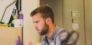 9 sinais de que você trabalha em uma empresa tóxica