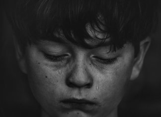 Moço, aquele filho que você esqueceu chora a sua ausência