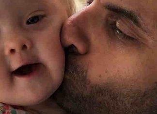 Este homem adotou um bebê com síndrome de Down que foi rejeitado por 20 famílias.