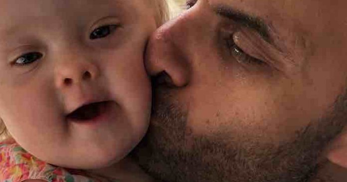 Este homem adotou um bebê com síndrome de Down que foi rejeitado por 20 famílias.