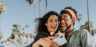 Para cada pessoa que escolhe partir, há outras que insistem em ficar