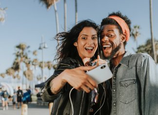 Para cada pessoa que escolhe partir, há outras que insistem em ficar