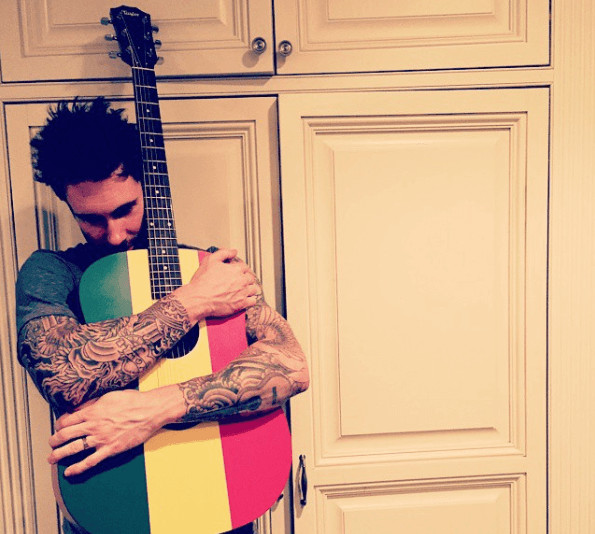 contioutra.com - 15 fotografias que mostram que Adam Levine ainda &eacute; um dos homens mais bonitos do mundo