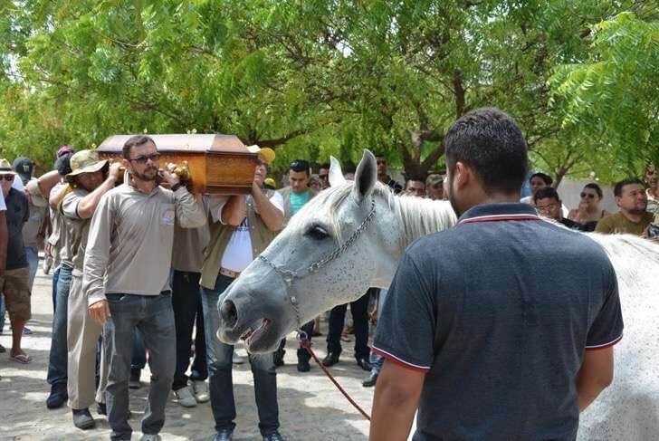 contioutra.com - Cavalo aflito se aproxima para dar o último adeus no funeral de seu melhor amigo humano