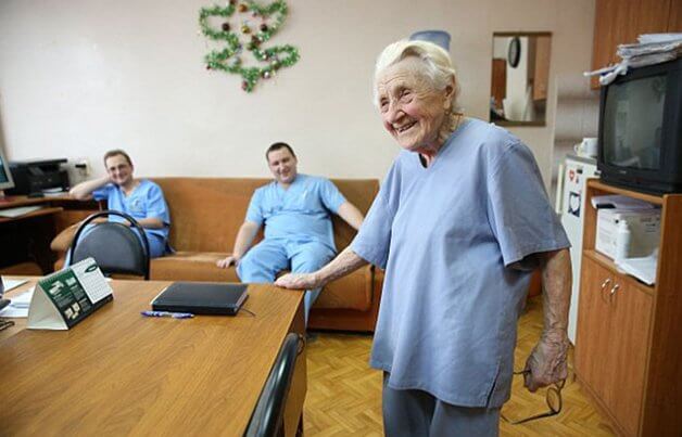 contioutra.com - Aos 91 anos, cirurgiã mais velha do mundo faz cerca de quatro operações por dia