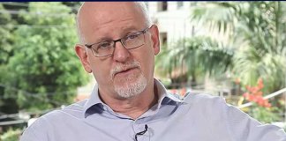 “A criança tem que cair e ralar o joelho. Porque a vida dói, a realidade dói. Mas passa.” diz Daniel Becker, pediatra e pesquisador da UFRJ “A criança tem que cair e ralar o joelho. Porque a vida dói, a realidade dói. Mas passa.” diz Daniel Becker, pediatra e pesquisador da UFRJ