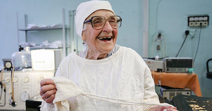 Aos 91 anos, cirurgiã mais velha do mundo faz cerca de quatro operações por dia