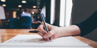 Mulheres escreveram 42 das 55  redações com nota mil no Enem 2018