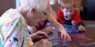 Eles colocaram a creche dentro do asilo e isso mudou a vida de todos Eles colocaram a creche dentro do asilo e isso mudou a vida de todos