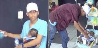 Ele cuida do seu bebê e o leva para o trabalho todos os dias. Sua namorada o deixou, mas ele não desistiu.