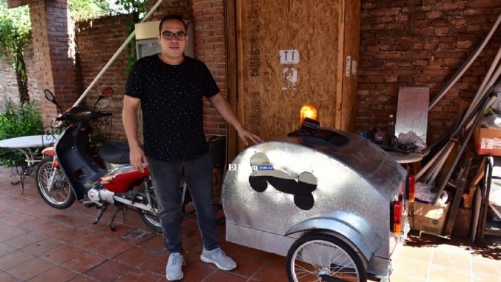 contioutra.com - O homem cria a primeira motocicleta-ambulância para cães. Ele fez isso para ajudar pessoas carentes.