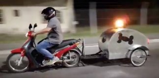 O homem cria a primeira motocicleta-ambulância para cães. Ele fez isso para ajudar pessoas carentes. O homem cria a primeira motocicleta-ambulância para cães. Ele fez isso para ajudar pessoas carentes.
