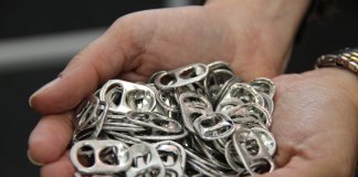 A iniciativa que troca lacres de latinhas por cadeiras de rodas para doar a idosos que precisam