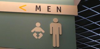 Banheiros masculinos em Nova York serão obrigados a possuir trocadores de fralda