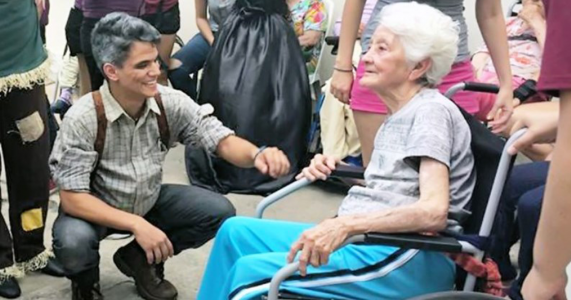 contioutra.com - A iniciativa que troca lacres de latinhas por cadeiras de rodas para doar a idosos que precisam
