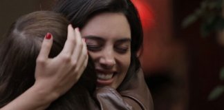 Falar com a mãe no telefone se assemelha a um abraço, diz pesquisa