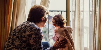 Avós que ajudam a cuidar dos netos vivem por mais tempo Avós que ajudam a cuidar dos netos vivem por mais tempo